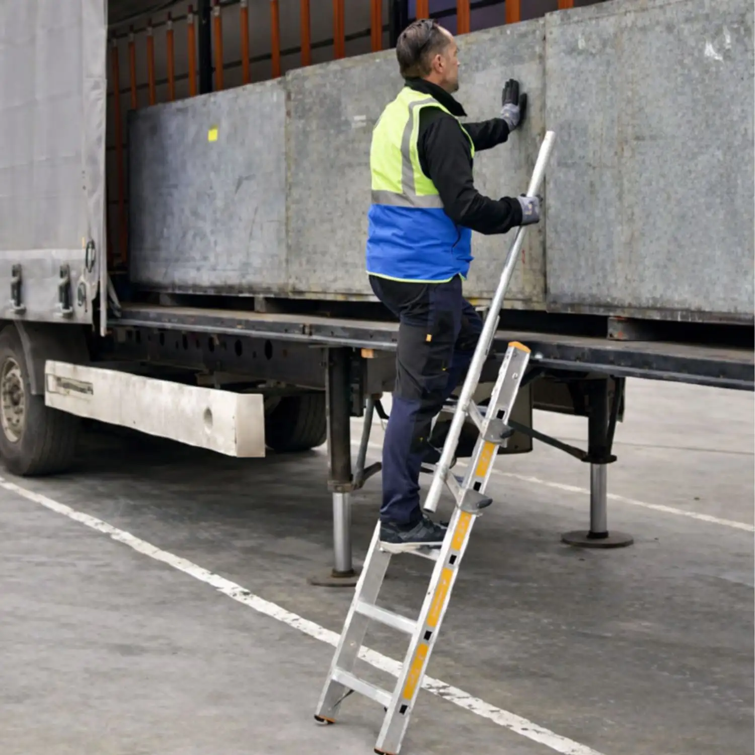 Layher - LKW-Leiter TOPIC 1070 - mit ausziehbarem Handlauf 5 Stufen