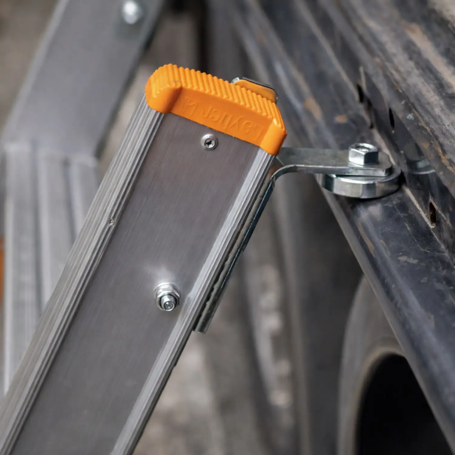 Layher - LKW-Leiter TOPIC 1070 - mit ausziehbarem Handlauf 5 Stufen