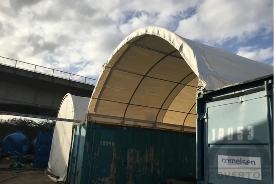 Container Überdachung - FLEXTOP 8m x 12m-dunkelgrün-Frontwand mit Hochziehtor und offene Rückseite