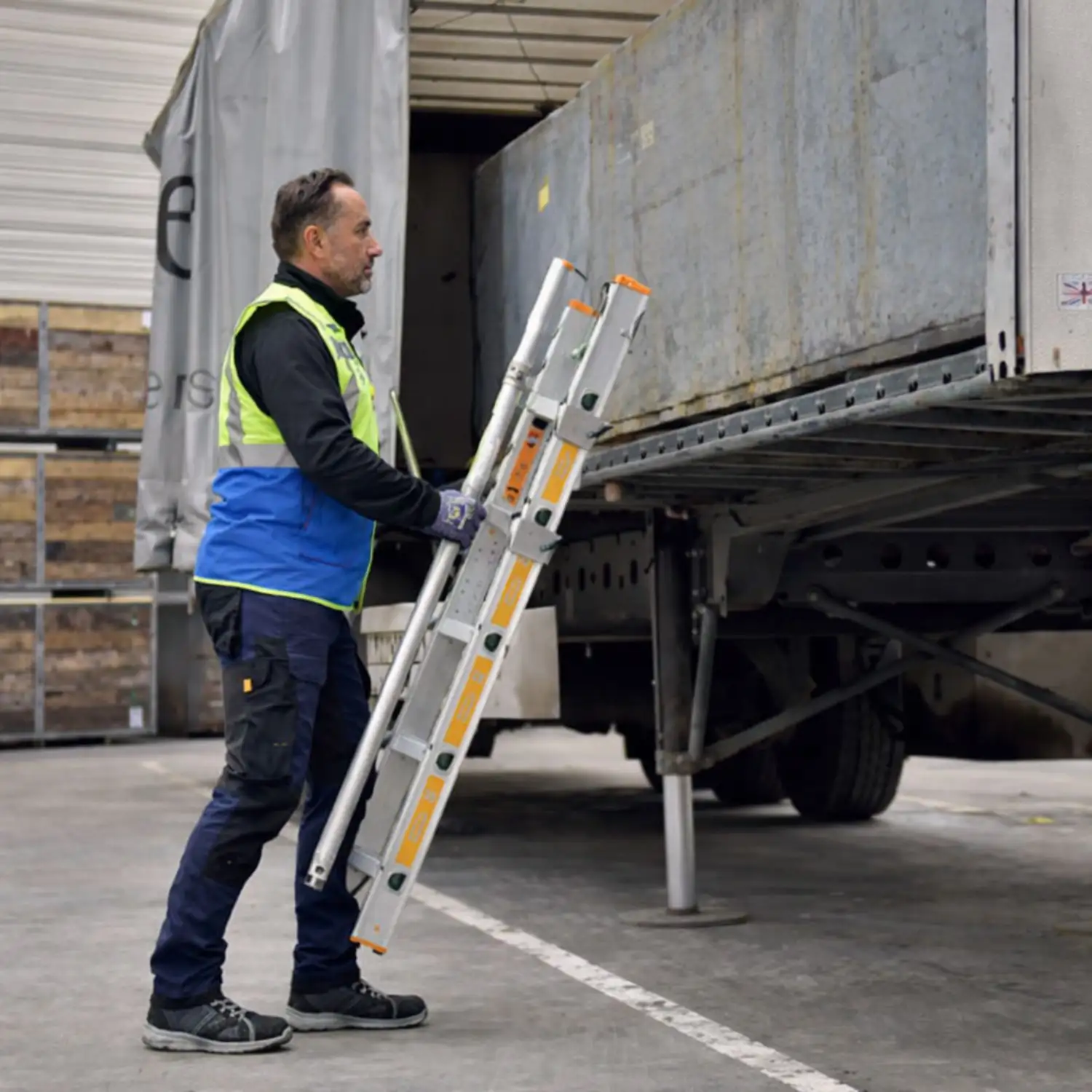 Layher - LKW-Leiter TOPIC 1070 - mit ausziehbarem Handlauf 5 Stufen